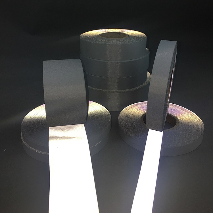 Отражательная способность световозвращающих материалов является профессиональным стандартом.